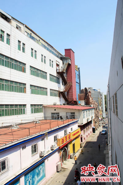 該家具賣場(chǎng)共6層樓，第7層建筑與其他樓層風(fēng)格迥然不同，有明顯后期加蓋痕跡