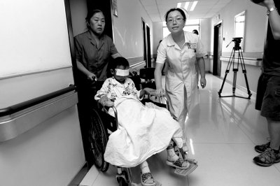 昨天，斌斌被推出病房，準備換藥。記者 譚青/攝