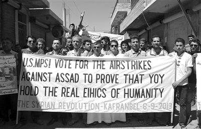 6日，敘利亞西北部的民眾打出橫幅，要求美國對敘動武。