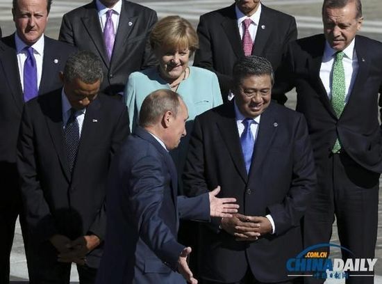 奧巴馬低頭不看普京，普京也閉眼做鬼臉并攤手表無(wú)奈。