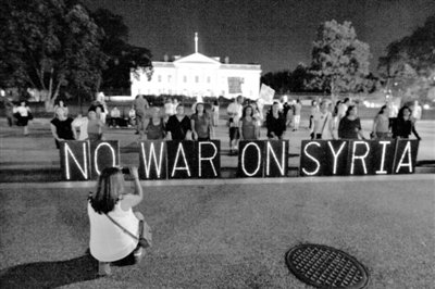 10日，華盛頓，美國反戰(zhàn)民眾在白宮前抗議對敘動武。