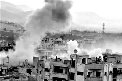 　10日公布的視頻顯示，敘利亞大馬士革地區(qū)，樓房遭重型火炮襲擊，現(xiàn)場濃煙滾滾。