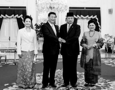 2日，國家主席習近平在雅加達同印度尼西亞總統(tǒng)蘇西洛舉行會談。 新華社發(fā)