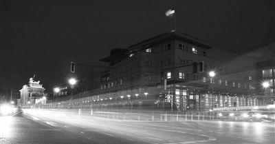 美國駐德國大使館夜景，這里被懷疑設(shè)有監(jiān)聽站。