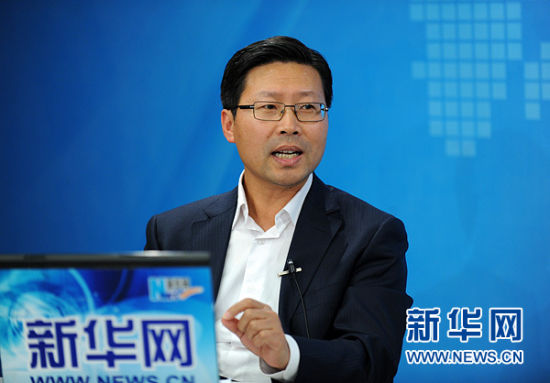 圖為嘉賓與主持人交談。新華網(wǎng) 陳競(jìng)超 攝