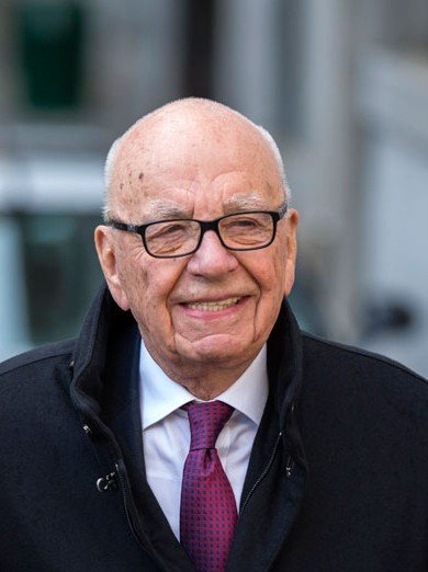 20日，從最高法院出來，默多克一臉輕松。路透社