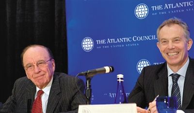 2008年，布萊爾與默多克在美國參加一國際會議。