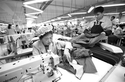 12月19日，朝鮮工人在開(kāi)城工業(yè)園區(qū)工作。當(dāng)日，由二十國(guó)集團(tuán)（G20）的經(jīng)濟(jì)官員、國(guó)際金融組織相關(guān)負(fù)責(zé)人以及各國(guó)記者等組成的國(guó)際代表團(tuán)訪問(wèn)工業(yè)園區(qū)。今年4月朝鮮單方面關(guān)閉開(kāi)城工業(yè)園，9月才宣布重開(kāi)。新華社發(fā)