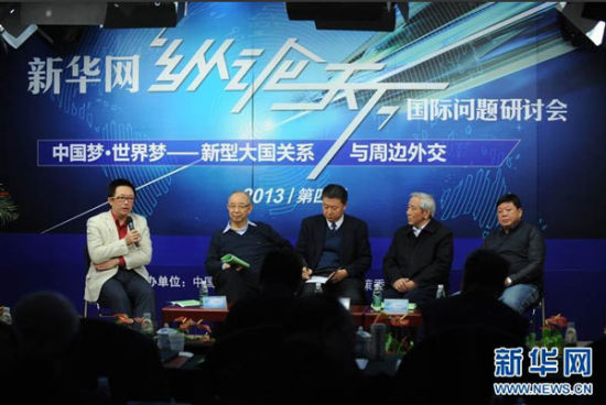 新華網(wǎng)第四屆“縱論天下”2013國(guó)際問(wèn)題研討會(huì)18日在京舉行。圖為社科院全球戰(zhàn)略院國(guó)際問(wèn)題專(zhuān)家葉海林在發(fā)言。新華網(wǎng) 陳競(jìng)超 攝