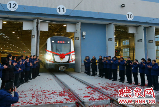 12月28日早上7點(diǎn)39分，編號為0111的列車駛出鄭東車輛段開往市體育中心站