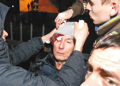 11日，基輔，遇襲受傷的反對派領導人盧岑科接受簡單救護。