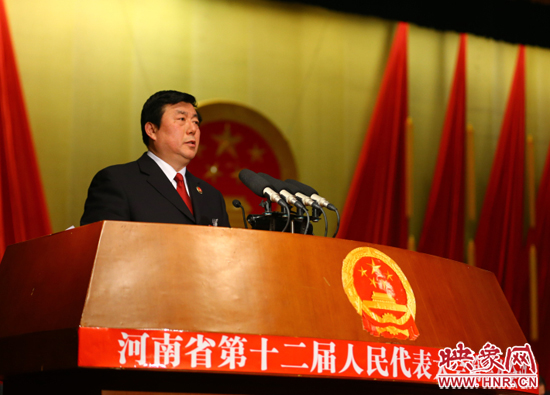 省人民檢察院檢察長(zhǎng)蔡寧向大會(huì)作工作報(bào)告。