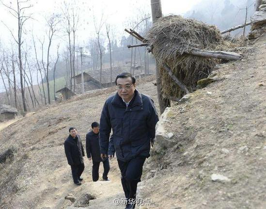 27日，李克強(qiáng)到安康旬陽金坡村看望留守兒童。