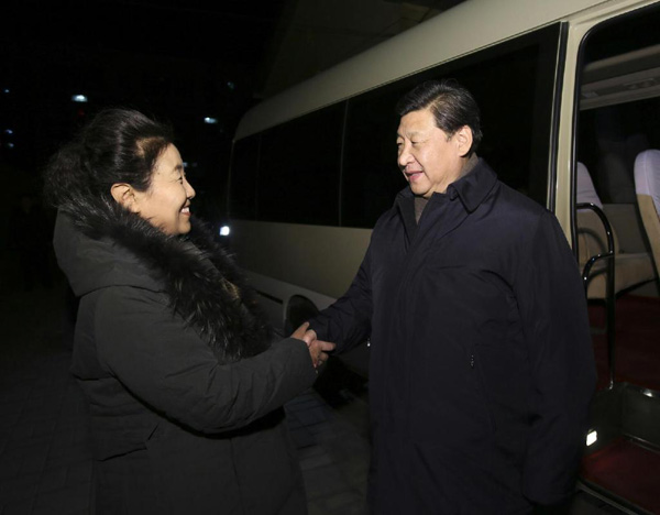 習(xí)近平27日晚看望了牛玉儒同志家屬。