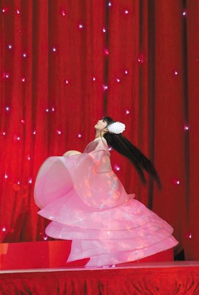 馮小剛春晚被指“華誼年會” 藝人多與華誼有關 馮小剛春晚被指“華誼年會” 藝人多與華誼有關