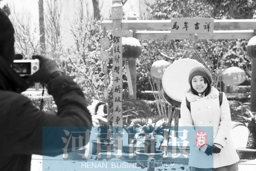 紫荊山公園里布置喜慶，引來不少游客合影留念。記者 楊東華/攝