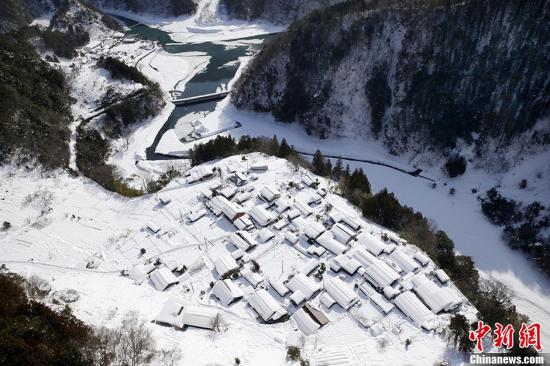　　當地時間2014年2月17日，據日本媒體報道，日本關東甲信及日本東北等地區(qū)遭遇大雪。