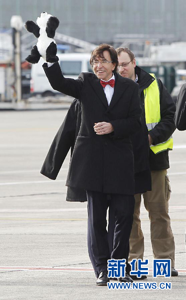 2月23日，在比利時(shí)首都布魯塞爾的國家機(jī)場，比利時(shí)首相迪呂波手舉熊貓玩具歡迎大熊貓“星徽”和“好好”