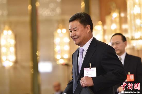 呂新華向中外媒體介紹本次大會(huì)有關(guān)情況并回答記者提問(wèn)。中新社發(fā) 廖攀 攝