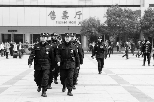3月2日，鄭州市特警加強對人員密集場所的武裝巡邏。