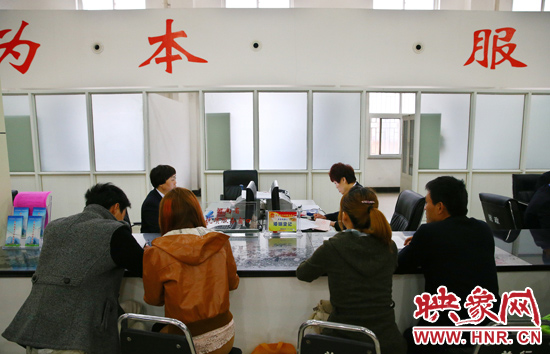 在陽光大廈一樓大廳內(nèi)，分布著人社局、民政局等與群眾利益相關(guān)的民生服務(wù)窗口。