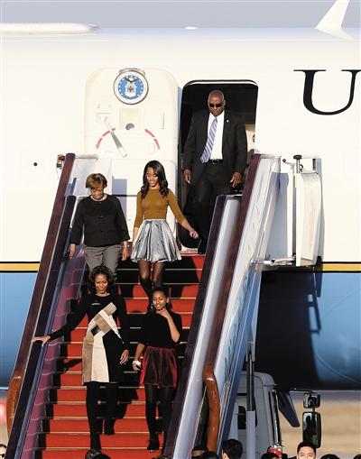 昨日下午5時30分，美國第一夫人米歇爾走出專機(jī)艙門，抵京開始訪華。與其一同來訪的家庭成員還有她的母親