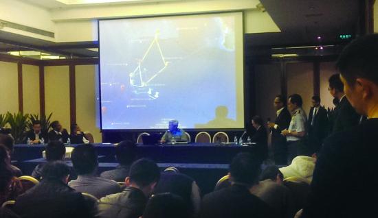 軍方人士正在講解當(dāng)天凌晨2點22分時的雷達(dá)截圖 攝/法制晚報記者郭謙 軍方人士正在講解當(dāng)天凌晨2點22分時的雷達(dá)截圖 攝/法制晚報記者郭謙