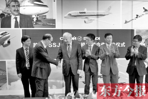 　昨日，“蘇霍伊SSJ-100飛機項目”合作簽約儀式在鄭州舉行