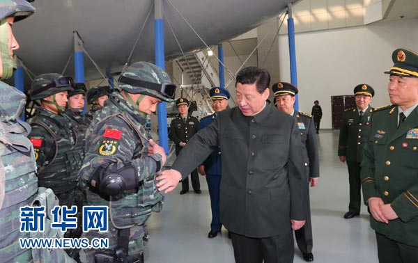 這是習近平同特戰(zhàn)隊員親切交談，詳細詢問他們的教學訓練和生活情況。