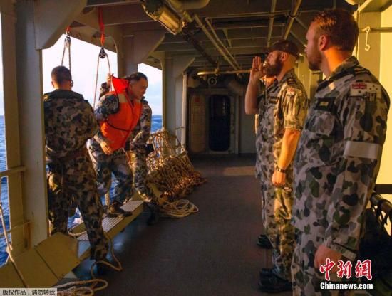 　據(jù)澳大利亞海軍4月11日發(fā)布的圖片顯示，中澳海軍海上聯(lián)合搜尋失聯(lián)客機(jī)。據(jù)悉，澳大利亞總理當(dāng)天表示，澳方執(zhí)行搜尋失聯(lián)客機(jī)任務(wù)的搜救人員已獲知黑匣子的大致位置。