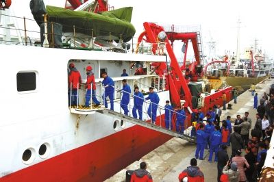  4月8日，“科學號”科學考察船從青島市中苑碼頭啟航，赴沖繩海槽區(qū)域進行科學考察。圖/CFP