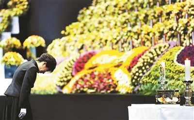 4月29日,韓國總統(tǒng)樸槿惠為“歲月”號沉沒客輪死難者默哀圖片/IC 4月29日,韓國總統(tǒng)樸槿惠為“歲月”號沉沒客輪死難者默哀圖片/IC