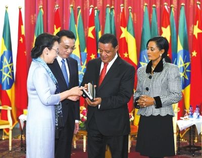 李克強總理與夫人程虹當(dāng)?shù)貢r間6日上午同埃塞總統(tǒng)穆拉圖夫婦在國家宮會見。會見后，程虹將自己的著作和譯著贈送給姆拉圖總統(tǒng)夫婦。