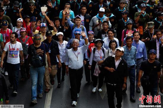 5月9日，泰國反政府示威者在素帖（中）的領(lǐng)導(dǎo)下在曼谷市中心游行。