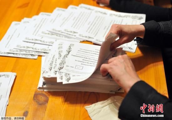 　　當(dāng)?shù)貢r(shí)間2014年5月11日，烏克蘭東部地區(qū)選舉工作人員開始公投計(jì)票工作。