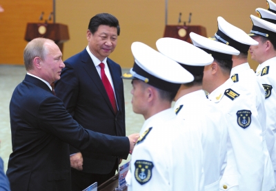 習近平與普京共同出席中俄聯(lián)合軍演開幕式。