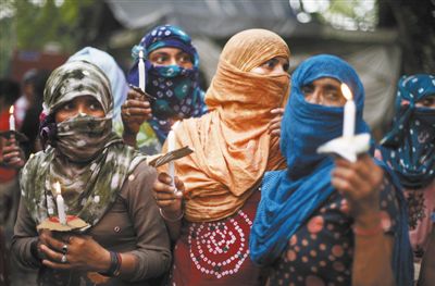 印度民眾舉行紀(jì)念儀式，悼念在強(qiáng)奸案中遇害的兩名少女。