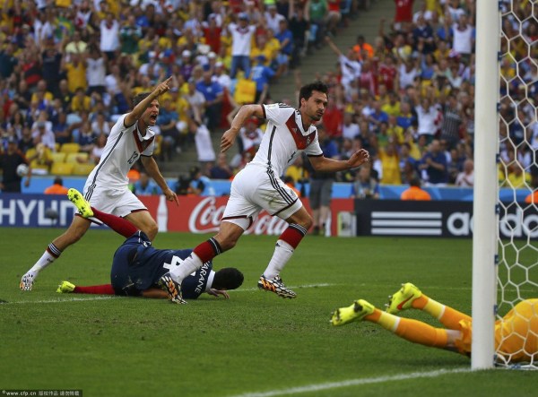 第13分鐘，胡梅爾斯頭球破門