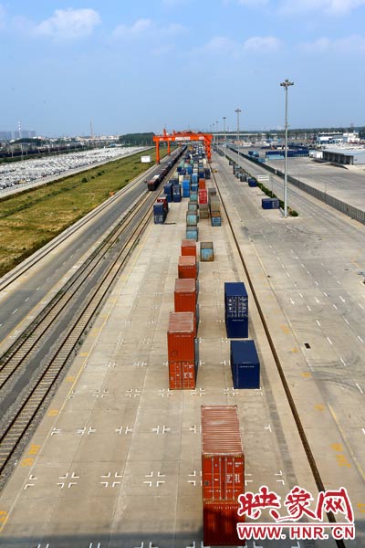 深處中原腹地的鄭州卻提出了一個響亮的口號，要打造成為中西部地區(qū)對外貿(mào)易的“無水港”。