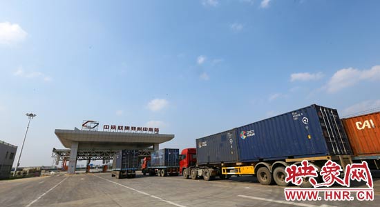 一頭連著生產(chǎn)，一頭牽著消費，現(xiàn)代物流業(yè)成為經(jīng)濟運行的血脈。