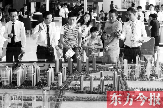 昨天上午，在鄭州市區(qū)一售樓部內，看房的顧客比平時多了不少