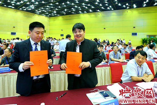 河南現代服務業(yè)洽談會簽約儀式