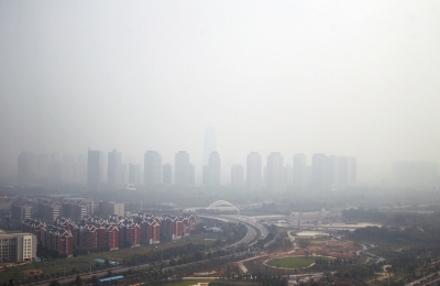 玉米秸稈煙淹了“大玉米”10月7日，霧霾籠罩下的鄭東新區(qū)CBD。