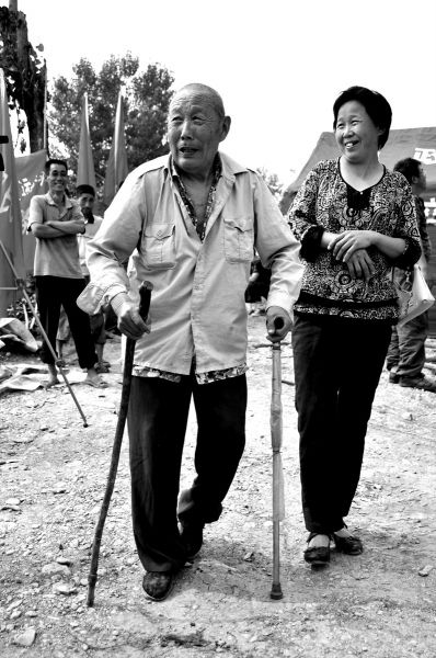 2011年6月26日，何兆勝在三女兒的陪伴下漫步在搬遷現(xiàn)場。