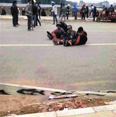 14日，沖突現(xiàn)場，幾名頭戴鋼盔的人被捆綁著。圖/東方IC