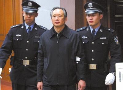 昨天，被告人張曙光在法庭上聽取宣判。新華社發(fā)