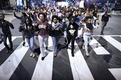 　24日，美國(guó)華盛頓，民眾在白宮前參加示威，抗議不起訴槍殺黑人青年的白人警察。