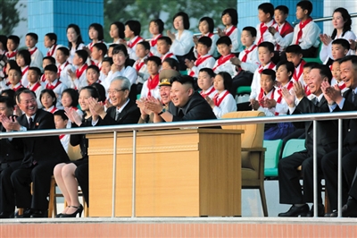 5月2日，金正恩與金與正（前排左二）一起觀看比賽。