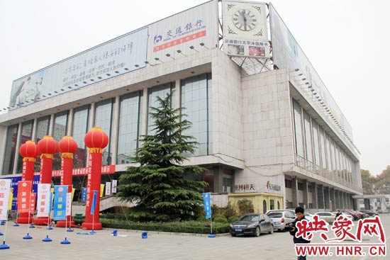 11月28日，記者從鄭州市政府獲悉，河南省人民會(huì)堂決定拆除違法存在10多年的巨型樓頂廣告。