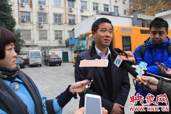 鄭州城市管理局行政執(zhí)法監(jiān)察支隊(duì)二大隊(duì)副大隊(duì)長杜陸水就“河南省人民會(huì)堂違法戶外廣告”一事，接受媒體采訪